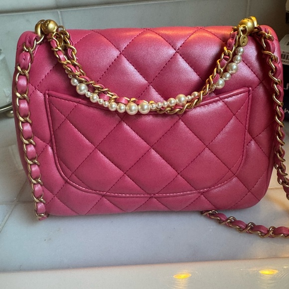 CHANEL Metallic Quilted Shoulder Bag with pearl handle detail - Picture 4 of 7